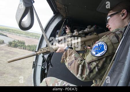 Le sergent de la Garde nationale de l'Armée de Washington. Katelynn McNally tire un M110 Sniper semi-automatique système à partir d'une garde nationale de l'Alaska UH-60 Black Hawk bien que concurrentes dans une plate-forme aérienne au cours de l'épreuve de tir meilleur guerrier de la Garde nationale La Région VI 2018 at Joint Base Elmendorf-Richardson, Alaska, le 16 mai 2018. Meilleur guerrier de la Garde nationale La Région VI 2018 est une compétition de quatre jours que des soldats tests résistance physique et mentale à travers une série d'événements qui démontrent la maîtrise technique et tactique pour déterminer le sous-officier et soldat enrôlé junior. L Banque D'Images