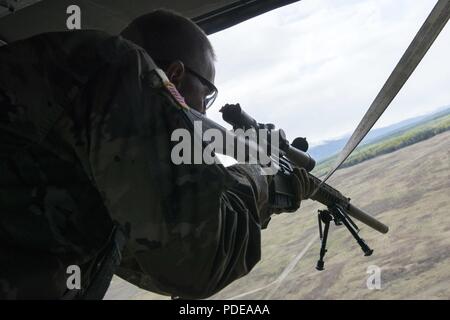 La Garde nationale du Montana Le Sgt. Jay Utter tire un M110 Sniper semi-automatique système à partir d'une garde nationale de l'Alaska UH-60 Black Hawk bien que concurrentes dans une plate-forme aérienne au cours de l'épreuve de tir meilleur guerrier de la Garde nationale La Région VI 2018 at Joint Base Elmendorf-Richardson, Alaska, le 16 mai 2018. Meilleur guerrier de la Garde nationale La Région VI 2018 est une compétition de quatre jours que des soldats tests résistance physique et mentale à travers une série d'événements qui démontrent la maîtrise technique et tactique pour déterminer le sous-officier et soldat enrôlé junior. L'competito Banque D'Images