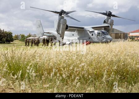 Les Marines américains avec des Groupe Force-Crisis Response-Africa air-sol marin à bord d'un MV-22 Osprey lors d'une récupération d'aéronefs tactiques et de personnel (TRAP) mission de formation durant l'étoile, un exercice d'entraînement bilatéral avec les forces militaires italiennes et des Marines des États-Unis, à Salto di Quirra, Sardaigne, le 15 mai 2018. SPMAGTF-CR-AF déployés pour effectuer d'intervention en cas de crise et théâtre-opérations de sécurité en Europe et l'Afrique. Banque D'Images