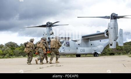 Les Marines américains avec des Groupe Force-Crisis Response-Africa air-sol marin transporter personnel isolé simulé (IP) d'une MV-22 Osprey lors d'une récupération d'aéronefs tactiques et de personnel (TRAP) mission de formation durant l'étoile, un exercice d'entraînement bilatéral avec les forces militaires italiennes et des Marines des États-Unis, à Salto di Quirra, Sardaigne, le 15 mai 2018. SPMAGTF-CR-AF déployés pour effectuer d'intervention en cas de crise et théâtre-opérations de sécurité en Europe et l'Afrique. Banque D'Images