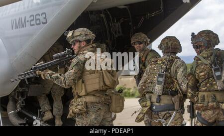 Un U.S. Marine avec des Groupe Force-Crisis Response-Africa air-sol marin fournit la sécurité tandis que les Marines américains et les Forces italiennes à bord d'un MV-22 Osprey lors d'une récupération d'aéronefs tactiques et de personnel (TRAP) mission de formation durant l'étoile, un exercice d'entraînement bilatéral avec les forces militaires italiennes et des Marines des États-Unis, à Salto di Quirra, Sardaigne, le 15 mai 2018. SPMAGTF-CR-AF déployés pour effectuer d'intervention en cas de crise et théâtre-opérations de sécurité en Europe et l'Afrique. Banque D'Images