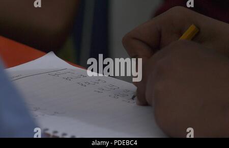 Les pratiques d'un étudiant français de lettres pour épeler le mot 'baby' au programme Nouveaux Horizons pour Ain dans l'Ain, de l'École de l'AISS AISS, la Syrie, le 16 mai 2018. Avant la défaite d'ISIS, les écoles de la région ont été en grande partie évacuée et fermée pendant près de cinq ans. De nouveaux horizons pour Ain Issa a ouvert avec l'appui du Département d'État des États-Unis l'an dernier et offre maintenant l'éducation pour un éventail de besoins, y compris l'éducation spéciale, le soutien psychosocial, la langue des signes et l'alphabétisation. La réintégration des enfants dans la société, par l'éducation et de socialisation, est un autre pas vers la normalité pour les générations futures en Syrie. Banque D'Images