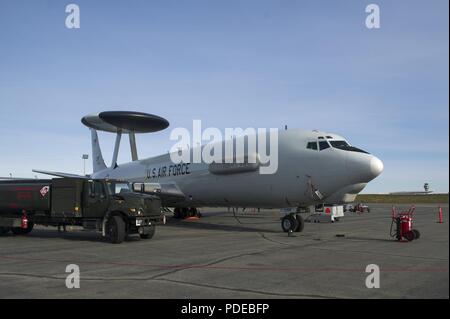 Un R-11 de l'US Air Force de la ravitaillement 673d de l'Escadron de préparation logistique, de produits pétroliers et lubrifiants vol est prête pour un carburant E-3 Sentry à l'Aéroport International Ted Stevens d'Anchorage, Alaska, le 13 mai 2017. Les aviateurs de l'673d LRS de-alimenté l'E-3 d'effectuer la maintenance sur le système de carburant de l'avion. Banque D'Images