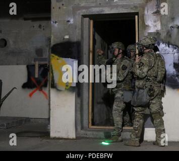 Les soldats du 2e Stryker Brigade Combat Team, 2e Division d'infanterie, terminer l'élimination d'un prix au cours d'entraînement aux opérations souterraines, le 17 mai. 2e lanciers de Stryker Brigade Combat Team, 2e Division d'infanterie, avec l'aide d'une équipe mobile de formation de l'Armée de Manœuvre du Centre d'excellence, de terminer un exercice de 5 jours axé sur l'exploitation souterraine, dans un complexe souterrain dans l'État de Washington, du 14 au 18 mai. Banque D'Images