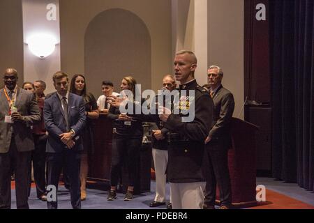 Le Colonel Tyler J. Zagurski, commandant de Marine Barracks, Washington D.C., prend la parole lors d'une cérémonie à la caserne, le 18 mai 2018. L'honorable Kevin McCarthy, du 23e District de Californie au Congrès est l'invité d'honneur, et la cérémonie a été accueilli par le Commandant de la Marine Corps le général Robert B. Neller. Banque D'Images