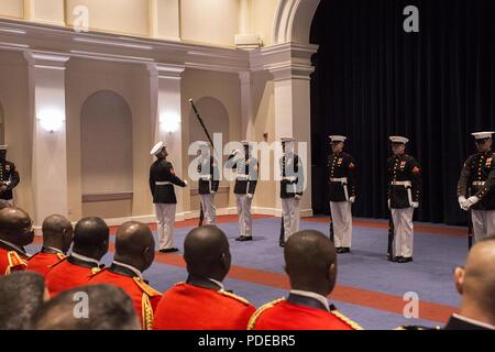 Marines avec le Corps des Marines des États-Unis conduite silencieuse de leur "long-line" lors de la séquence d'une cérémonie à la caserne Marine Washington D.C., le 18 mai 2018. L'honorable Kevin McCarthy, du 23e District de Californie au Congrès est l'invité d'honneur, et la cérémonie a été accueilli par le Commandant de la Marine Corps le général Robert B. Neller. Banque D'Images