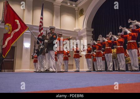 La couleur du Corps des Marines des États-Unis la National Guard présente Ensign et le Corps des Marines américains comme couleurs marines avec "le propre" du Commandant de la Marine américaine Drum & Bugle Corps jouer "l'Hymne National" au cours d'une cérémonie à la caserne Marine Washington D.C., le 18 mai 2018. L'honorable Kevin McCarthy, du 23e District de Californie au Congrès est l'invité d'honneur, et la cérémonie a été accueilli par le Commandant de la Marine Corps le général Robert B. Neller. Banque D'Images