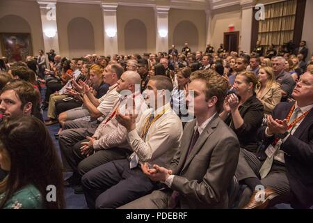 Dans le cadre de la Marine Corps 2018 Recruter des Entraîneurs Les entraîneurs, commande de l'atelier de tout le pays a observé une cérémonie à la caserne Marine Washington D.C., 18 mai 2018. L'honorable Kevin McCarthy, du 23e District de Californie au Congrès est l'invité d'honneur, et la cérémonie a été accueilli par le Commandant de la Marine Corps le général Robert B. Neller. Banque D'Images