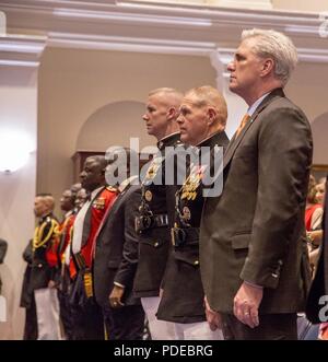 Le Colonel Tyler J. Zagurski, commandant de Marine Barracks, Washington D.C., gauche, Commandant de la Marine Corps le général Robert B. Neller, milieu, et l'honorable Kevin McCarthy, du 23e District de Californie, membre du Congrès rend hommage rendu comme l'hymne national est joué au cours d'une cérémonie à la caserne, le 18 mai 2018. Banque D'Images