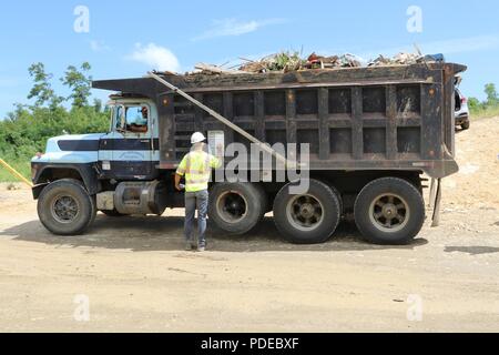 Le U.S. Army Corps of Engineers (USACE) collecte et de gestion de Porto Rico a atteint les 4 000 000 verges cubes de débris recueillis étape importante le 15 mai 2018. Banque D'Images