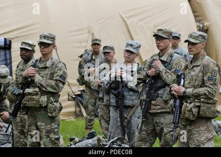 Des soldats du 17e Brigade d'artillerie de campagne et d'autres unités du I Corps écouter l'exposé sur les mesures de sécurité avant le jour deux événements du 2e meilleur GUERRIER I Corps compétition à Joint Base Lewis-McChord le 15 mai 2018. La Convention est tenue de mesurer les capacités techniques et tactiques bien que concurrentes dans les situations de stress élevé. Banque D'Images