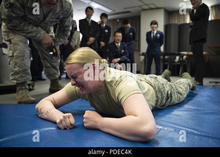 U.S. Air Force d'un membre de la 1re classe Rachel Corke, un 35e Escadron des Forces de sécurité, contrôleur d'entrée de l'installation se tased au cours d'une démonstration de la Semaine de la Police à Misawa Air Base, Japon, le 14 mai 2018. Un taser et l'utilisation privilégiée est comme un dispositif permettant aux agents d'une incapacité de maintenir une distance de sécurité tout en rendant une menace incapable de se défendre. Au cours de la Semaine de la police, la 35e ESF effectué la formation et la détection des armes non létales avec la formation de la Police nationale japonaise. Banque D'Images