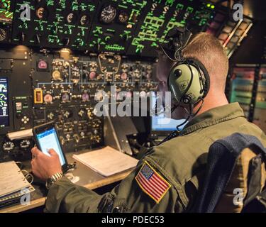 Le sergent-chef de l'US Air Force. Jason Dalton, chef d'équipe avec le 22e Escadron de transport aérien, Travis Air Force Base, en Californie, les contrôles d'instruments de vol sur un C-5M Super Galaxy tandis qu'en route vers l'Aéroport International de Hilo, Hawaii, le 15 mai 2018. L'équipage a prononcé la recirculation double remorque bétonnière à Hawaï en soutien des efforts de secours volcan Kilauea. Banque D'Images