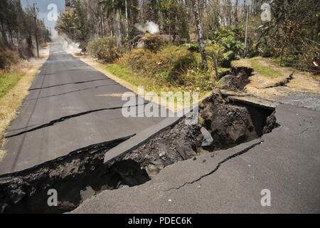 Pāhoa, New York, 19 mai 2018 - route affectée par l'un des nombreux tremblements de terre au cours de l'éruption volcanique Kīlauea, provoquant une chute de 80 pieds dans le sol. La zone résidentielle de Leilani Estates a été évacué et est contrôlée par les autorités locales avec le soutien de la Garde nationale d'Hawaï. Les gardes assurent une présence et une orientation aux personnes évacuées. Le personnel de la FEMA sont sur le terrain pour soutenir les responsables locaux avec des mesures de protection d'urgence, l'enlèvement des débris, et la réparation, le remplacement, ou la restauration des installations appartenant à l'état endommagé. Banque D'Images