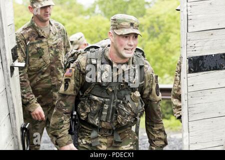 Le sergent de l'armée américaine. Jeffrey Holmes, un produit chimique, biologique, radiologique, nucléaire et spécialiste affecté à la 13e équipe de soutien civil, Rhode Island Army National Guard, complète le 12-mile ruck mars partie de la région 1 de la concurrence meilleur guerrier à West Point, N.Y., 19 mai 2018. La région 1 de la concurrence meilleur guerrier, tenue du 16 au 19 mai 2018, est un événement annuel dans lequel les soldats et sous-officiers (s/off) provenant de huit états du nord-est en concurrence dans plusieurs événements destinés à tester leurs compétences militaires et de connaissances, ainsi que leur forme physique et leur endurance. Le TW Banque D'Images