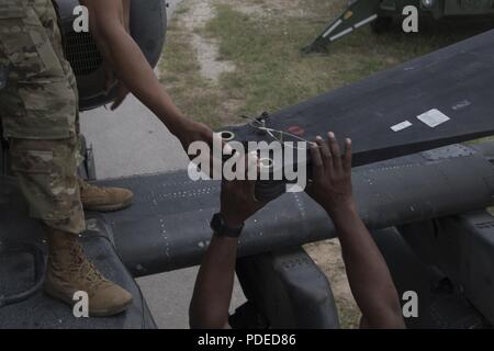 La CPS. Kendall Smith et Pvt. Deshawn Simon avec Delta Entreprise, 1-130ème Bataillon de Reconnaissance, d'attaque, Groupe de travail Panther, 101e Brigade d'aviation de combat, 101e Division aéroportée, une pale du rotor inférieur retiré d'un AH-64D Longbow Apache hélicoptère au nord de Fort Hood, au Texas, le 19 mai 2018. La mission de la Force opérationnelle en Afghanistan Panther est axée sur l'aide d'autres unités avec leurs capacités de soutien de l'air. Banque D'Images