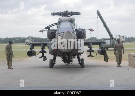 La CPS. Kendall Smith et Pvt. Deshawn Simon avec Delta Entreprise, 1-130ème Bataillon de Reconnaissance, d'attaque, Groupe de travail Panther, 101e Brigade d'aviation de combat, 101e Division aéroportée, guider l'AH-64D Longbow Apache hélicoptère dans une baie d'entretien à North Fort Hood au Texas, le 19 mai 2018. Le maintien d'avion est l'une des fonctions les plus importantes d'une unité d'aviation parce qu'il permet le déploiement rapide des ressources lorsque d'autres unités ont besoin d'un soutien aérien. Banque D'Images