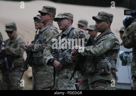 Concurrents dans le I Corps 2018 Concours meilleur guerrier pour préparer une route de mars une distance au cours du 2e jour de la compétition le 15 mai 2018, at Joint Base Lewis-McChord. Tous les concurrents sont tenus d'effectuer plus de 35 livres dans leur ruck sack et terminer le parcours le plus rapidement possible. Banque D'Images