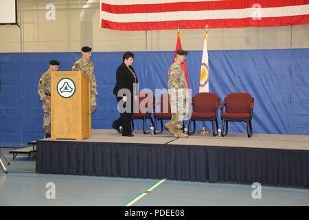 Les membres du parti officiel sont affichées au cours de la garnison de Fort McCoy changer de commandement le 19 mai 2018, cérémonie, à Fort McCoy, Wisconsin (Etats-Unis) Le colonel Hui Chae Kim a pris le commandement de la garnison du Colonel David J. Pinter Sr. Installation Management Directeur Command-Readiness Brenda Lee McCullough a présidé la cérémonie. Le changement de commandement a eu lieu en même temps que les Forces armées 2018 Journée Portes Ouvertes à l'installation. Banque D'Images