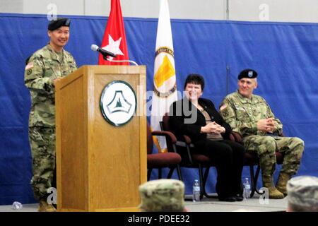 Le colonel commandant de garnison Hui Chae Kim fournit des commentaires comme le nouveau commandant au cours de la garnison de Fort McCoy changer de commandement le 19 mai 2018, cérémonie, à Rumpel centre de remise en forme de l'installation. Kim a pris le commandement de la garnison du Colonel David J. Pinter Sr. Installation Management Directeur Command-Readiness Brenda Lee McCullough a présidé la cérémonie. Le changement de commandement a eu lieu en même temps que les Forces armées 2018 Journée Portes Ouvertes à l'installation. Banque D'Images