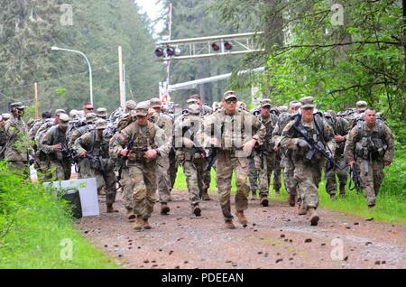 Les concurrents venus de partout au Corps a effectué un 7-mile road mars au cours de la 2e journée de la compétition meilleur GUERRIER I Corps le 15 mai 2018, at Joint Base Lewis-McChord, Washington, Washington. Tous les concurrents sont tenus d'effectuer plus de 35 livres dans leur ruck sack et terminer le parcours le plus rapidement possible. Banque D'Images