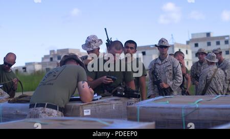 .S. Marines avec 2e Bataillon 4e compagnie de marines, plus de numéros de série F rendez-vous pour s'assurer qu'ils reçoivent l'équipement approprié à utiliser pour la durée de rotation (Force-Darwin Marine MRF-D) sur la baie Shoal Zone d'entraînement de l'eau, de l'Australie, le 13 mai 2018. MRF-D a été établi par l'ancien président américain Barack Obama et l'ancien Premier Ministre australien, Julia Gillard en 2011 pour construire et renforcer les partenariats dans la région du Pacifique. Environ 1 500 Marines américains doivent participer aux activités de formation à travers le pays. Banque D'Images