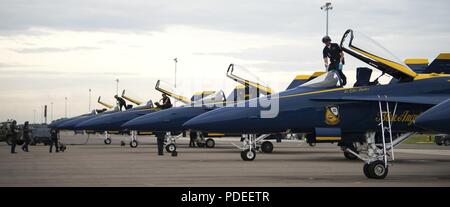 Le personnel chargé de l'entretien avec la Marine américaine, l'Escadron de démonstration en vol d'Anges bleu, pour préparer leur rendement au cours de Marine Le Pen de Tampa Bay en 2018 à la base aérienne MacDill, Floride, le 13 mai 2018. Les Blue Angels ont été le capstone act pour divers spectacles de voltige pendant le spectacle aérien et sont tenues de remplir à plus de 30 endroits dans l'année. Banque D'Images