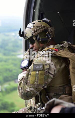 Le capitaine de l'US Air Force Brandon Pinto, un élément de contrôle aérien tactique du 18e Groupe d'opérations d'appui aérien balades en Alabama Army National Guard UH-60 Blackhawk avant de sauter à une zone de chute lors d'un exercice d'entraînement à Clinton, Mo., le 17 mai 2018. TACPs de diverses unités formées avec plusieurs avions de Whiteman Air Force Base, Mo., y compris euh-60s, T-38 Serres, A-10 B-2 des phacochères et des spiritueux. Banque D'Images