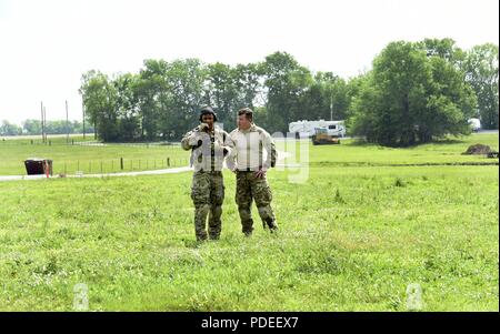 Le capitaine de l'US Air Force Brandon Pinto (à gauche), et le sergent-chef de l'US Air Force. Jeff Leahy (droite), tous deux membres de contrôle aérien tactique à partir de la 18e Groupe d'opérations d'appui aérien communiquer avec des avions lors d'une mission de formation à Clinton, Mo., le 17 mai 2018. La chute libre TACPs sauta sur leur zone de chute et a commencé à s'entraîner avec plusieurs avions de Whiteman Air Force Base, Mo. Banque D'Images