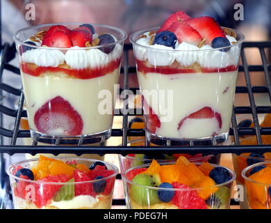 Pudding délicieux avec des fraises fraîches et d'autres fruits Banque D'Images