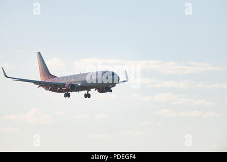 Novosibirsk, Russie - 7 juin 2018 : Boeing 737-8LJ VP-BOA Rossiya Airlines des approches pour l'atterrissage à l'aéroport international Tolmachevo. Banque D'Images