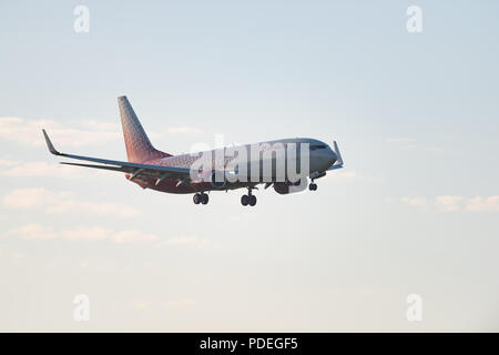 Novosibirsk, Russie - 7 juin 2018 : Boeing 737-8LJ VP-BOA Rossiya Airlines des approches pour l'atterrissage à l'aéroport international Tolmachevo. Banque D'Images