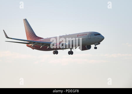 Novosibirsk, Russie - 7 juin 2018 : Boeing 737-8LJ VP-BOA Rossiya Airlines des approches pour l'atterrissage à l'aéroport international Tolmachevo. Banque D'Images