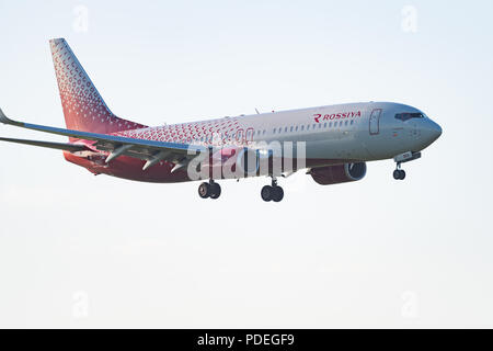 Novosibirsk, Russie - 7 juin 2018 : Boeing 737-8LJ VP-BOA Rossiya Airlines des approches pour l'atterrissage à l'aéroport international Tolmachevo. Banque D'Images