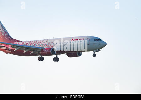 Novosibirsk, Russie - 7 juin 2018 : Boeing 737-8LJ VP-BOA Rossiya Airlines des approches pour l'atterrissage à l'aéroport international Tolmachevo. Banque D'Images