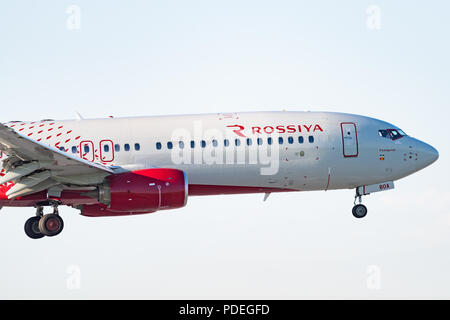 Novosibirsk, Russie - 7 juin 2018 : Boeing 737-8LJ VP-BOA Rossiya Airlines des approches pour l'atterrissage à l'aéroport international Tolmachevo. Banque D'Images