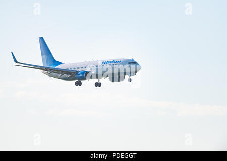 Novosibirsk, Russie - 7 juin 2018 : Boeing 737-8AL VP-BPV Pobeda approches pour l'atterrissage à l'aéroport international Tolmachevo. Banque D'Images