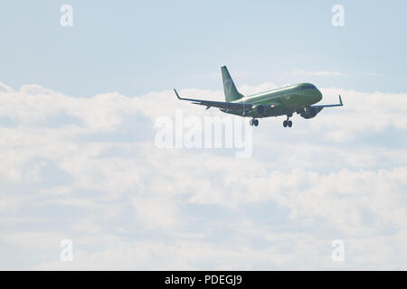 Novosibirsk, Russie - 7 juin 2018 : Embraer 170-100SU 50-2106-BYG S7 Airlines des approches pour l'atterrissage à l'aéroport international Tolmachevo. Banque D'Images