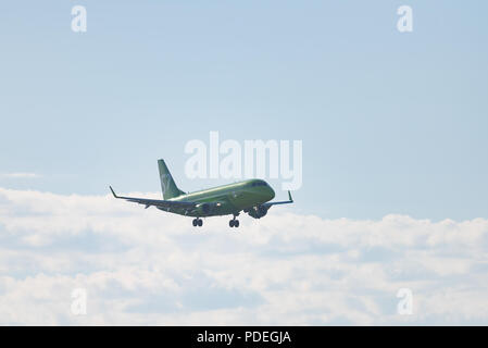 Novosibirsk, Russie - 7 juin 2018 : Embraer 170-100SU 50-2106-BYG S7 Airlines des approches pour l'atterrissage à l'aéroport international Tolmachevo. Banque D'Images