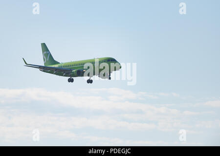 Novosibirsk, Russie - 7 juin 2018 : Embraer 170-100SU 50-2106-BYG S7 Airlines des approches pour l'atterrissage à l'aéroport international Tolmachevo. Banque D'Images