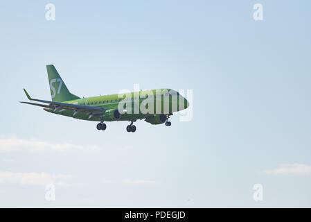 Novosibirsk, Russie - 7 juin 2018 : Embraer 170-100SU 50-2106-BYG S7 Airlines des approches pour l'atterrissage à l'aéroport international Tolmachevo. Banque D'Images