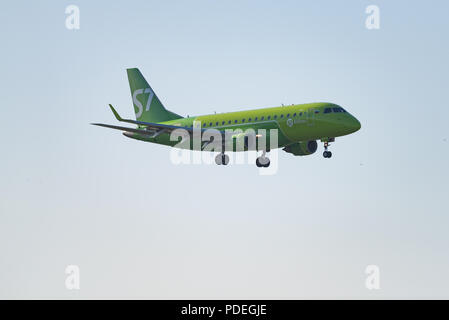 Novosibirsk, Russie - 7 juin 2018 : Embraer 170-100SU 50-2106-BYG S7 Airlines des approches pour l'atterrissage à l'aéroport international Tolmachevo. Banque D'Images