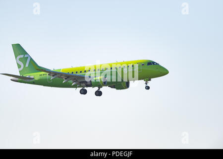 Novosibirsk, Russie - 7 juin 2018 : Embraer 170-100SU 50-2106-BYG S7 Airlines des approches pour l'atterrissage à l'aéroport international Tolmachevo. Banque D'Images