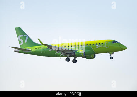 Novosibirsk, Russie - 7 juin 2018 : Embraer 170-100SU 50-2106-BYG S7 Airlines des approches pour l'atterrissage à l'aéroport international Tolmachevo. Banque D'Images