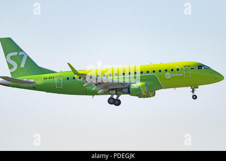 Novosibirsk, Russie - 7 juin 2018 : Embraer 170-100SU 50-2106-BYG S7 Airlines des approches pour l'atterrissage à l'aéroport international Tolmachevo. Banque D'Images