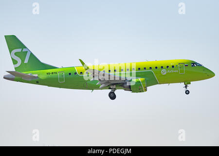 Novosibirsk, Russie - 7 juin 2018 : Embraer 170-100SU 50-2106-BYG S7 Airlines des approches pour l'atterrissage à l'aéroport international Tolmachevo. Banque D'Images
