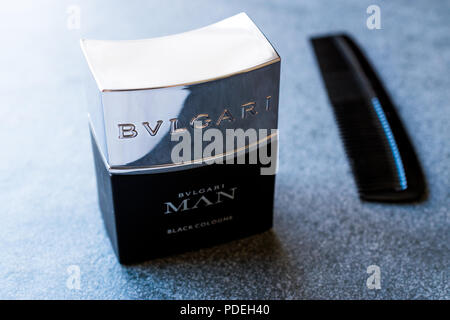 Istanbul, Turquie - le 23 février 2018 Homme Bvlgari Black Cologne 30ml / parfum avec peigne. Produit cosmétique. Banque D'Images