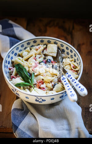 Bol de salade de pâtes fraîches. Banque D'Images