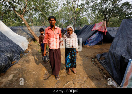 Réfugiés Rohingyas se réfugier sur une colline à Kutupalong, Cox's Bazar, Bangladesh Banque D'Images