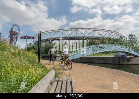 Stade de Londres et la rivière Lea, Queen Elizabeth Olympic Park, Londres, Angleterre, Royaume-Uni, Europe. 2018 Banque D'Images